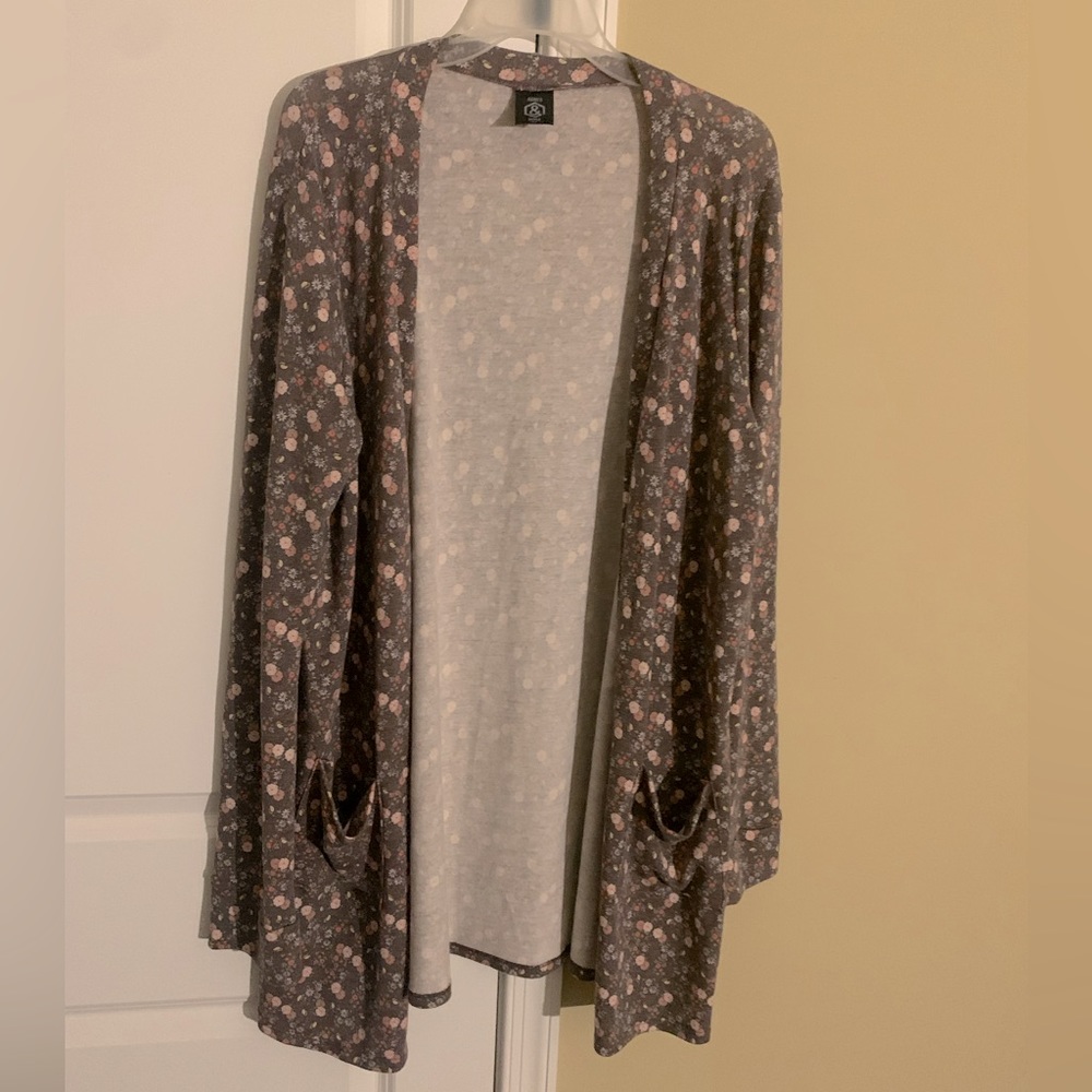 XL Agnes & Dora floral print open cardigan. Grayish purple w/light pink flowers